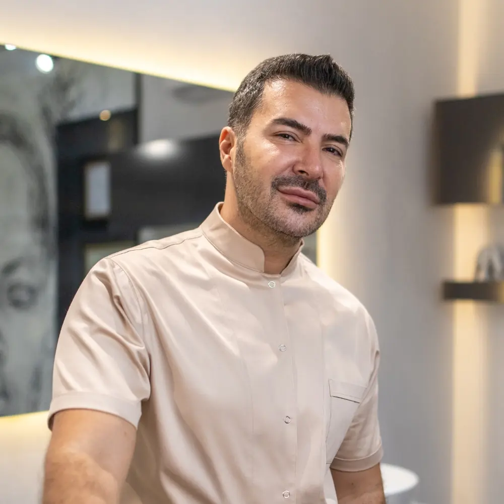 Doç. Dr. İbrahim Çağrı Türker, Nişantaşı’ndaki kliniğinde